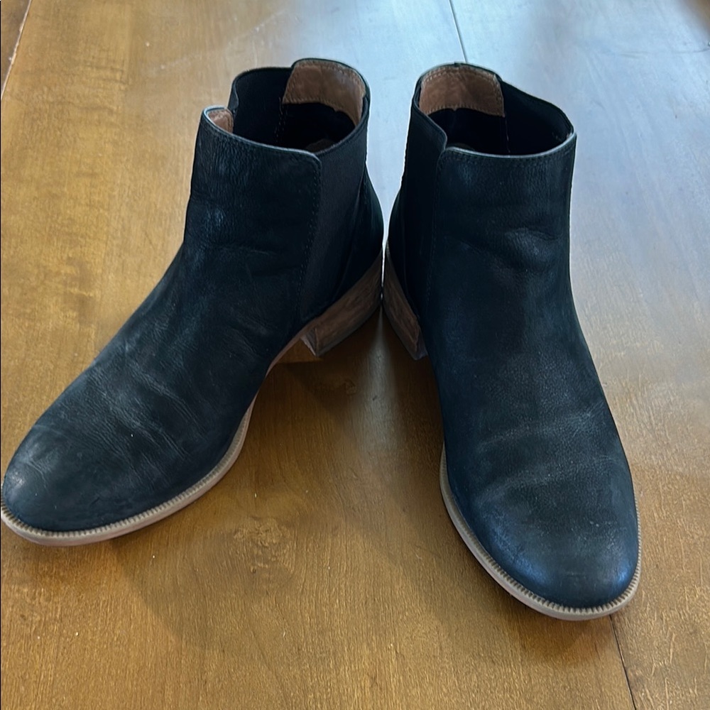 EUC Caslon black leather ankle boots